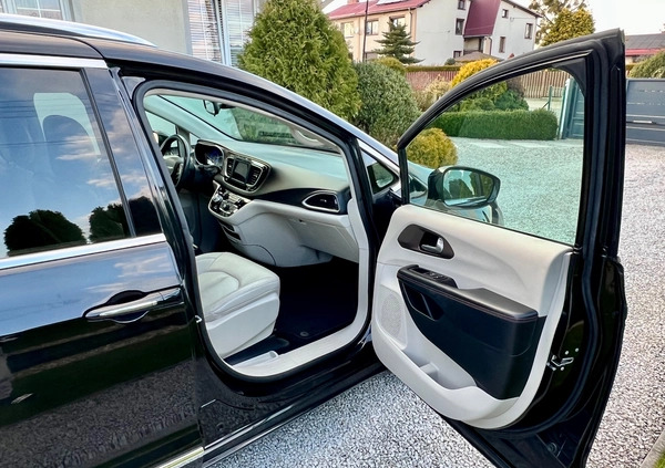 Chrysler Pacifica cena 86900 przebieg: 232231, rok produkcji 2018 z Czarne małe 781